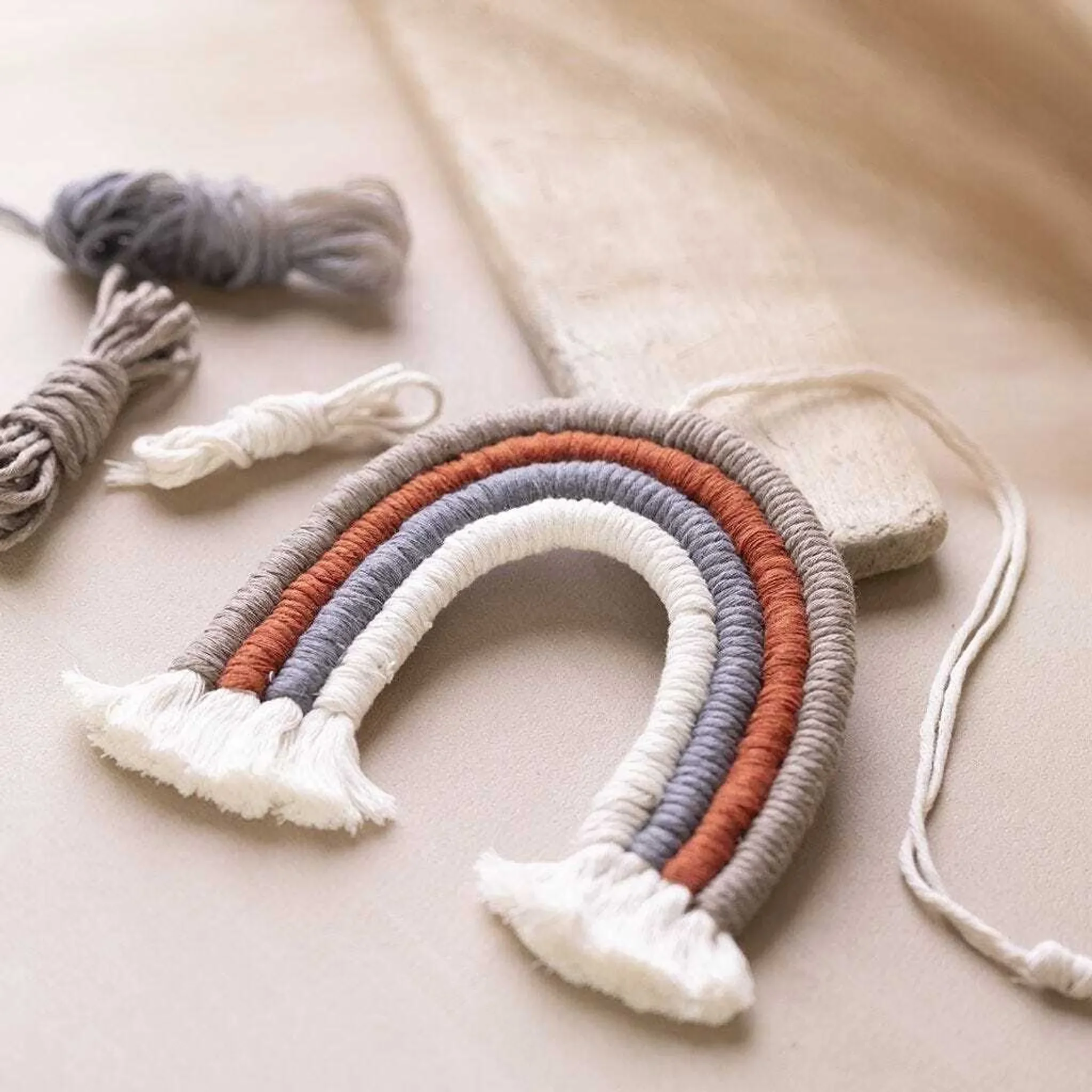 Makramee Bastelset Regenbogen – DIY Wanddekoration